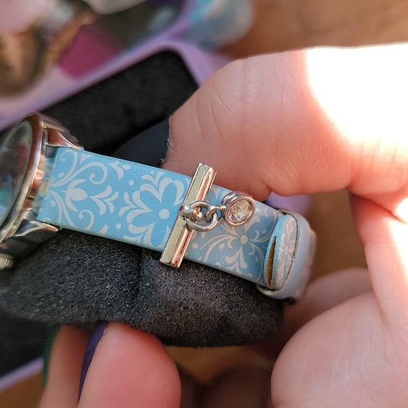 Kid's Frozen Watch - Picture 5 of 6